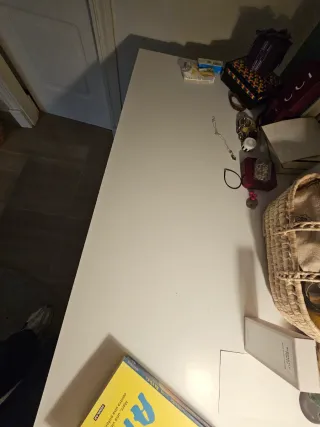 Escritorio blanco y madera