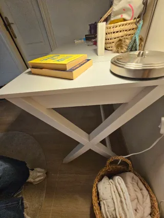 Escritorio blanco y madera