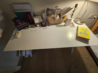 Escritorio blanco y madera