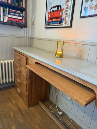 Escritorio de madera con tapa de mármol