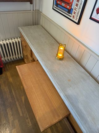 Escritorio de madera con tapa de mármol