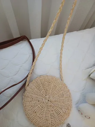 Bolso redondo de rafia beige y marrón