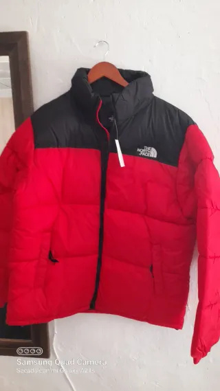 Chaqueta The North Face Negra y Roja