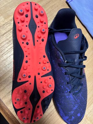 Botas de fútbol y calcetines morados