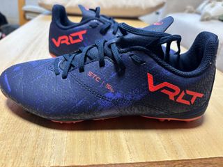 Botas de fútbol y calcetines morados