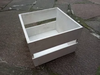 Cestino in legno bianco