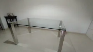 Mesa de cristal y metal moderna
