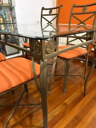 Mesa de comedor de forja con cristal y 4 sillas.
