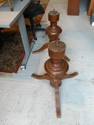 Dos bases de mesa de madera