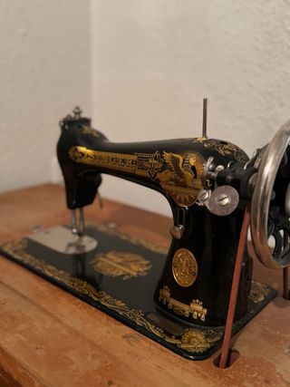 Máquina de coser Singer antigua con pedal