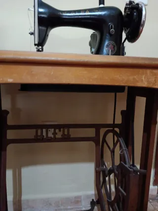 Máquina de coser Alfa antigua