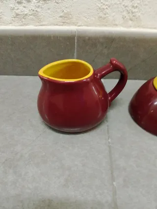 Juego de té rojo y amarillo