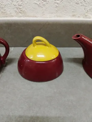Juego de té rojo y amarillo