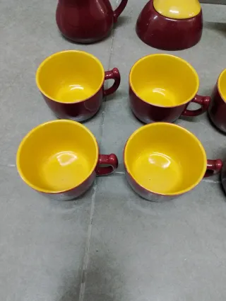 Juego de té rojo y amarillo