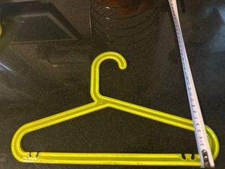 Lote de 54 perchas infantiles de plástico estrecha