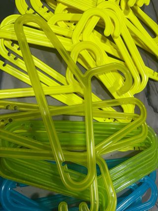 Lote de 54 perchas infantiles de plástico estrecha