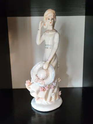 Figura cerámica mujer con sombrero