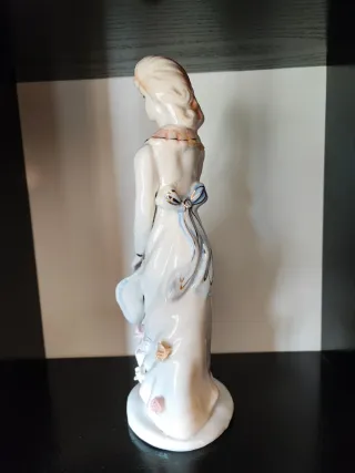 Figura cerámica mujer con sombrero