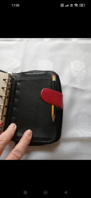 Cartera y libreta roja