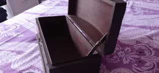 Baúl de madera con detalles metálicos