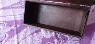 Baúl de madera con detalles metálicos