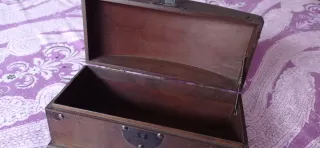 Baúl de madera con detalles metálicos