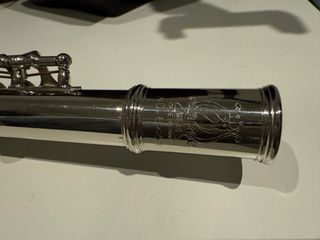 Flauta travesera plateada