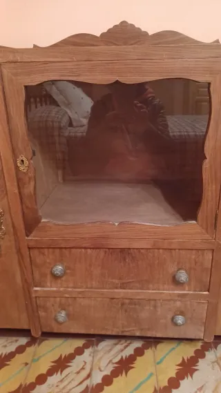 Aparador de madera antiguo con cristal