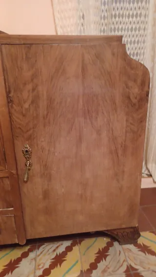 Aparador de madera antiguo con cristal