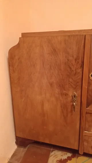 Aparador de madera antiguo con cristal