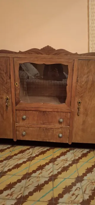 Aparador de madera antiguo con cristal