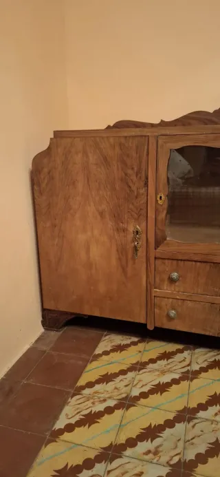 Aparador de madera antiguo con cristal