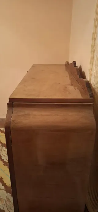 Aparador de madera antiguo con cristal