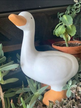 Pato de cerámica blanco y naranja