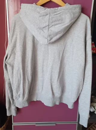 Sudadera gris con cremallera y capucha