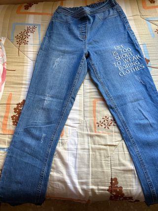 Pantalón vaquero con mensaje