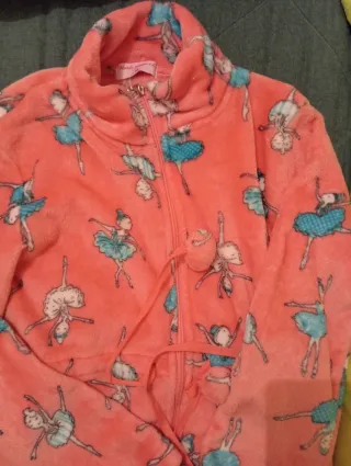Bata rosa con cremallera y bailarinas