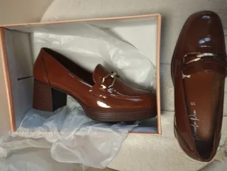 Mocasines tacón marrón charol talla 39