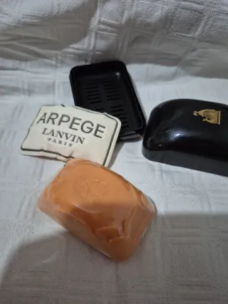 Sapone nero con decoro dorato