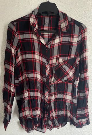 Camisa de cuadros roja, blanca y azul.