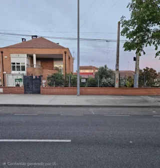 Se vende chalet con jardin