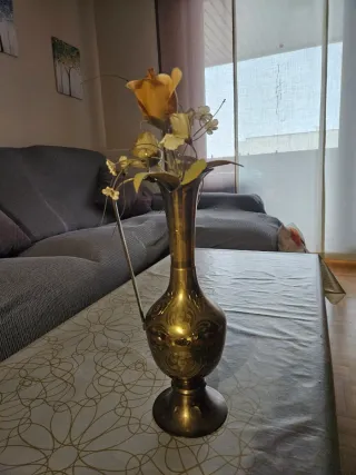 Jarrón de bronce antiguo