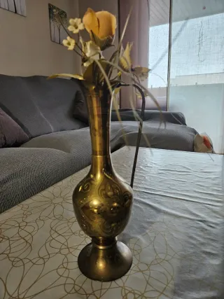 Jarrón de bronce antiguo