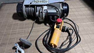 Montacargas con brazo para puntal