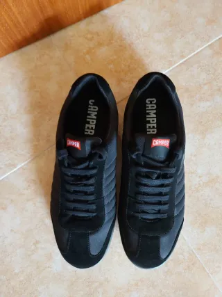 Chaqueta de traje gris y zapatillas Camper.