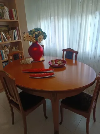 Mesa de comedor con 6 sillas.