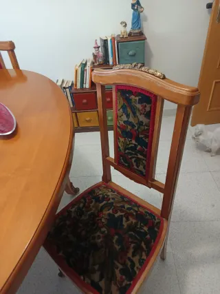 Mesa de comedor con 6 sillas.