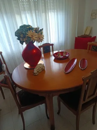 Mesa de comedor con 6 sillas.