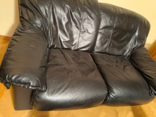 Sofá de cuero de rosas.  Dos sofás + sillón