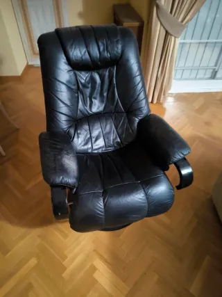 Sofá de cuero de rosas.  Dos sofás + sillón